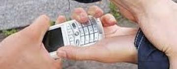 Измаильские полицейские по горячим следам разыскали злоумышленника, который вырвал телефон из рук прохожего